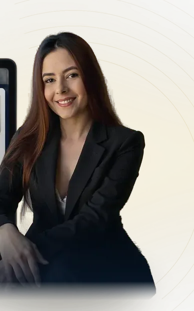 Priscila de Carvalho, psicóloga especialista em TCC, sentada, sorrindo